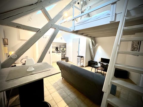 TV and multimedia, Seating area, Dining area