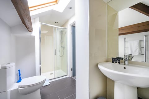 -RC83- For your relaxed,Cosy stay,Free Parking Bed and Breakfast in Leeds