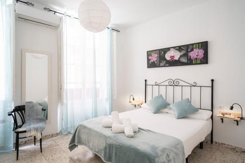 Bed, Balcony/Terrace, Photo of the whole room, Bedroom, heating, towels, air conditioner