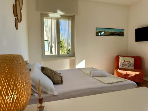 Bed, TV and multimedia, Bedroom