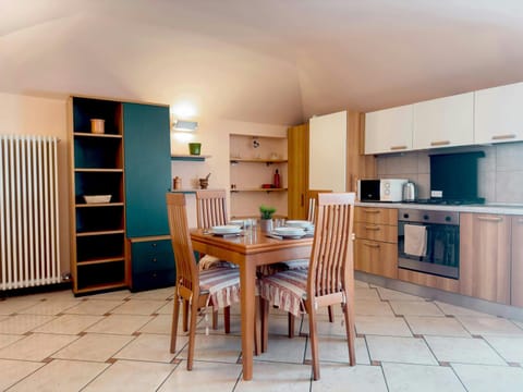 Kitchen or kitchenette, Dining area, oven, stove