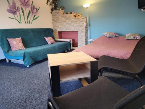 Bed, Photo of the whole room, Seating area