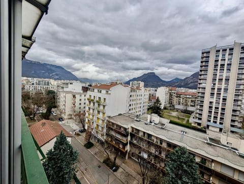 Spacious 80m2 Apartment - 8th Floor, Free Parking, Sleeps 5 Apartment in Grenoble