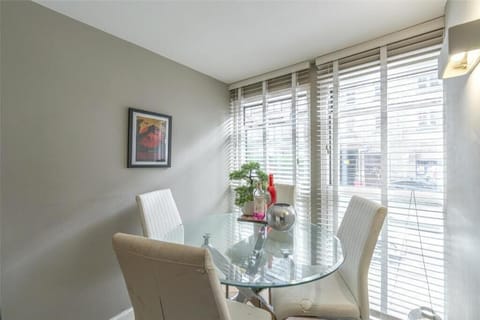 Modern Main Door Flat Edinburgh City Center Apartment in Edinburgh