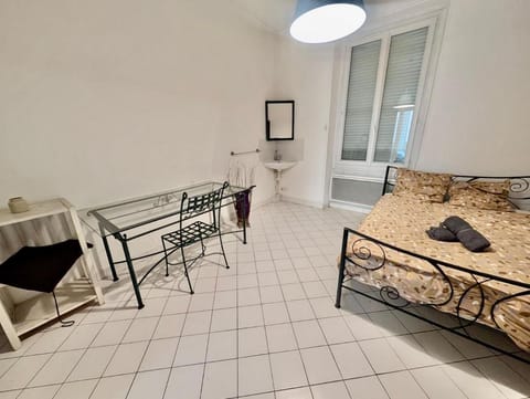 Bright & Spacious 2-Bedroom Apartment - Parking & Close to Train Station & Downtown Apartment in Grenoble