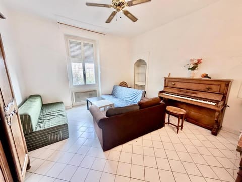 Bright & Spacious 2-Bedroom Apartment - Parking & Close to Train Station & Downtown Apartment in Grenoble