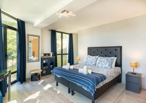 Bed, TV and multimedia, Photo of the whole room, Bedroom