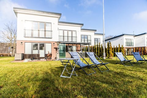 Property building, Spring, Day, Garden, Garden view, sunbed