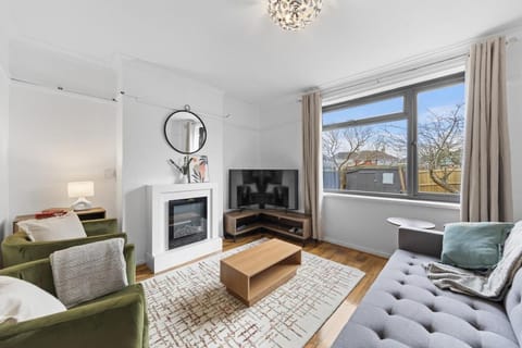 Communal lounge/ TV room, Bed, TV and multimedia, Living room, Seating area