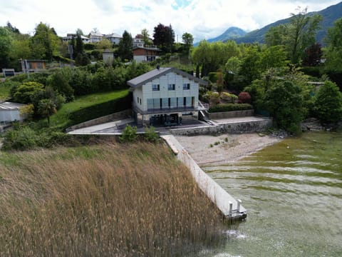 Villa pieds dans l'eau du Lac du Bourget Villa in Haute-Savoie