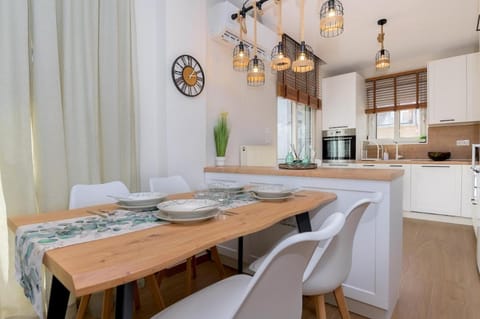 Kitchen or kitchenette, Dining area, stove