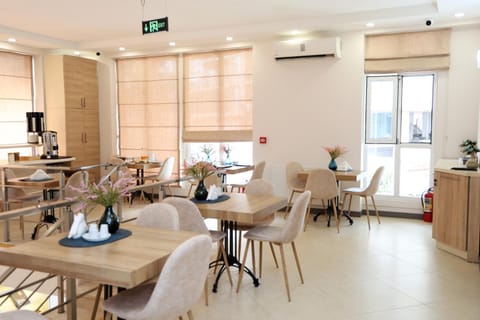 Coffee/tea facilities, Seating area, Dining area, Buffet breakfast