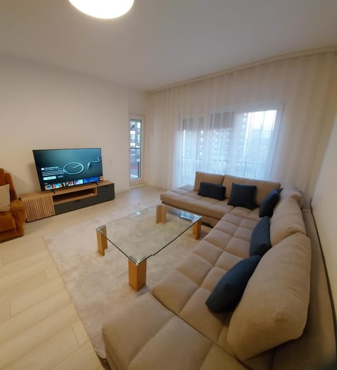 Communal lounge/ TV room, TV and multimedia, Living room, Seating area, Evening entertainment