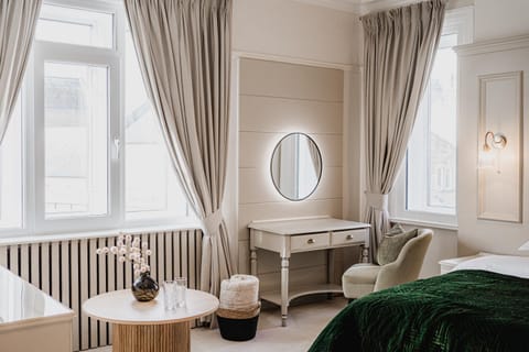 Bed, Seating area, internet