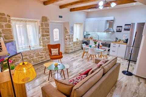 Communal lounge/ TV room, TV and multimedia, Kitchen or kitchenette, Living room, Seating area, Dining area