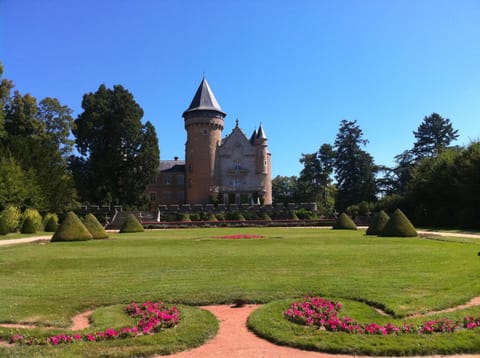 Nearby landmark, Restaurant/places to eat, Garden, Landmark view