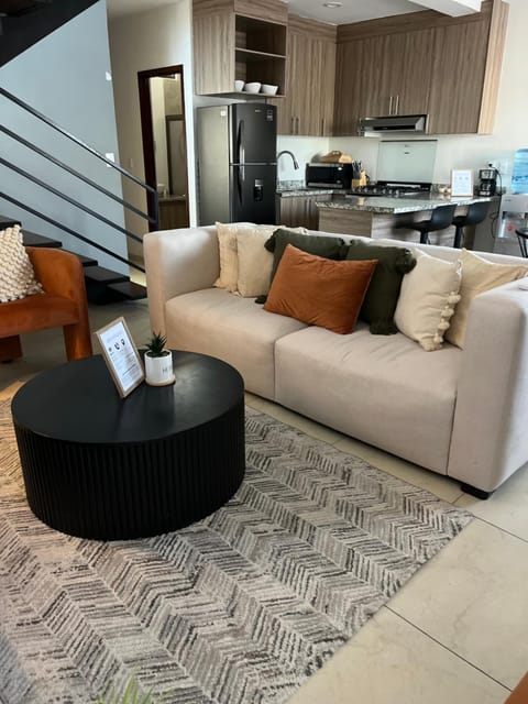 Kitchen or kitchenette, Living room, Seating area, Dining area, oven, stove