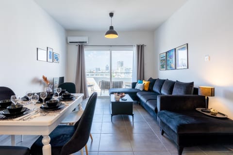 TV and multimedia, Living room, Seating area, Dining area, air conditioner