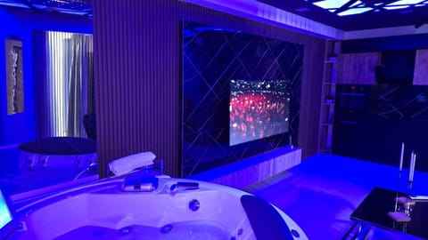 Night, Hot Tub, Evening entertainment
