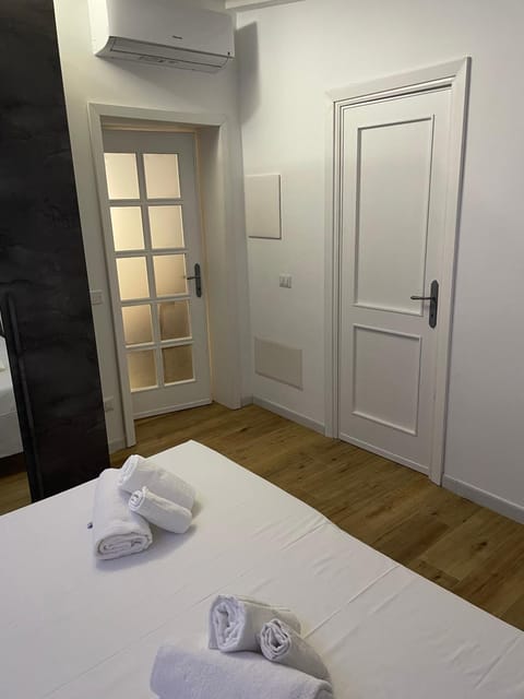 Bedroom, air conditioner