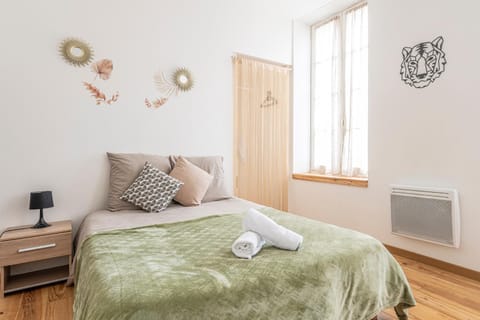 Photo of the whole room, Bedroom