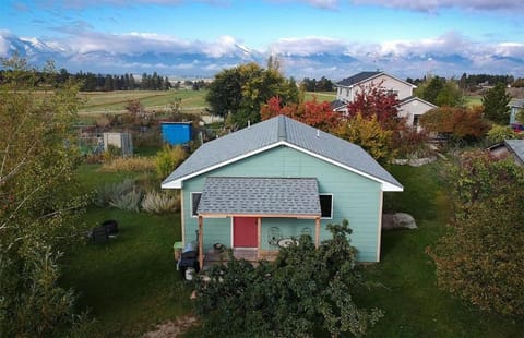Property building, Natural landscape, Garden, View (from property/room), Garden view, Mountain view