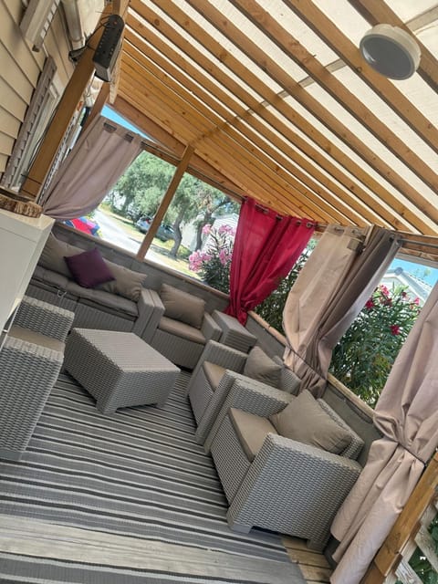 Patio, Living room