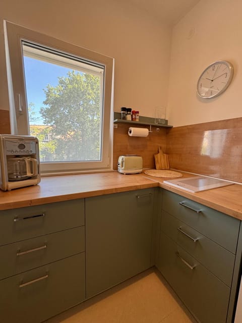 Kitchen or kitchenette, minibar, stove, toaster