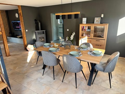 Seating area, Dining area