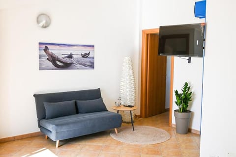 Communal lounge/ TV room, TV and multimedia, Kitchen or kitchenette, Living room, Seating area, Evening entertainment, oven