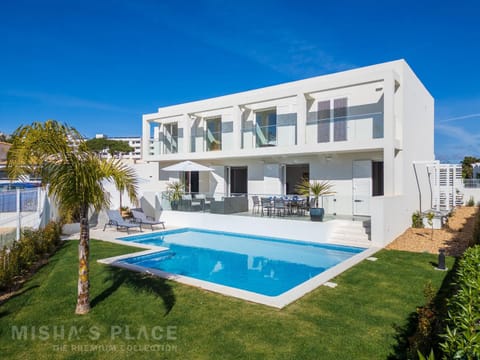 Property building, Patio, Day, Garden, Swimming pool, sunbed