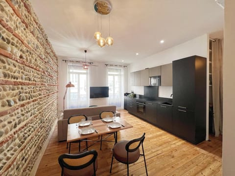 TV and multimedia, Kitchen or kitchenette, Living room, Seating area, Dining area