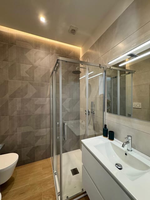 Shower, Toilet, Bathroom, hair dryier, towels