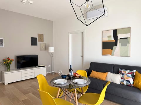 TV and multimedia, Living room, Seating area, Dining area, Evening entertainment, air conditioner