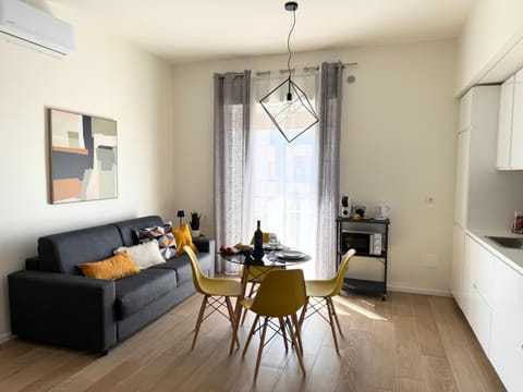 Kitchen or kitchenette, Living room, Seating area, Dining area, toaster