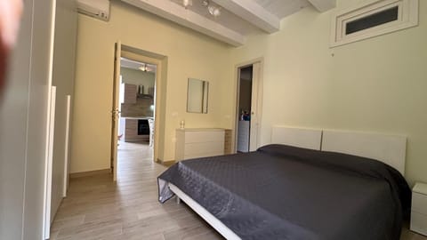 Bed, TV and multimedia, Photo of the whole room, Bedroom, air conditioner