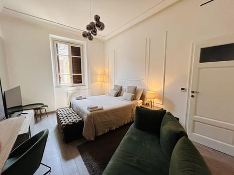Bed, TV and multimedia, Photo of the whole room, Bedroom