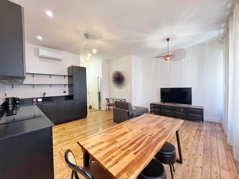 TV and multimedia, Living room, Seating area, Dining area, stove