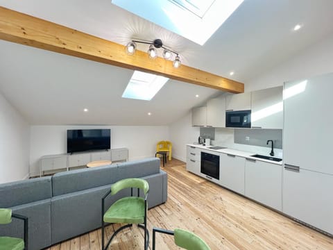 TV and multimedia, Kitchen or kitchenette, Seating area, Dining area, stove