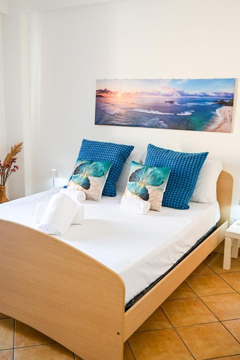 Property building, Bed, Summer, Massage, Massage, Nightclub / DJ, View (from property/room), Balcony/Terrace, Fitness centre/facilities, Photo of the whole room, Hiking, Hiking, Bedroom, Text overlay, Text overlay, Text overlay, Seasons, Certificate/Award, hair dryier, heating, heating, towels, towels, trouser press, trouser press, acessibility, air conditioner
