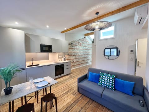 Kitchen or kitchenette, Living room, Seating area, Dining area, air conditioner