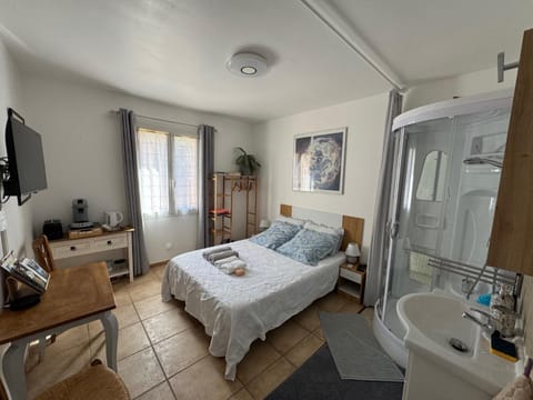 Bed, Photo of the whole room, Bedroom