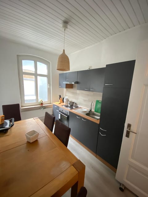 Coffee/tea facilities, Kitchen or kitchenette, Dining area, stove