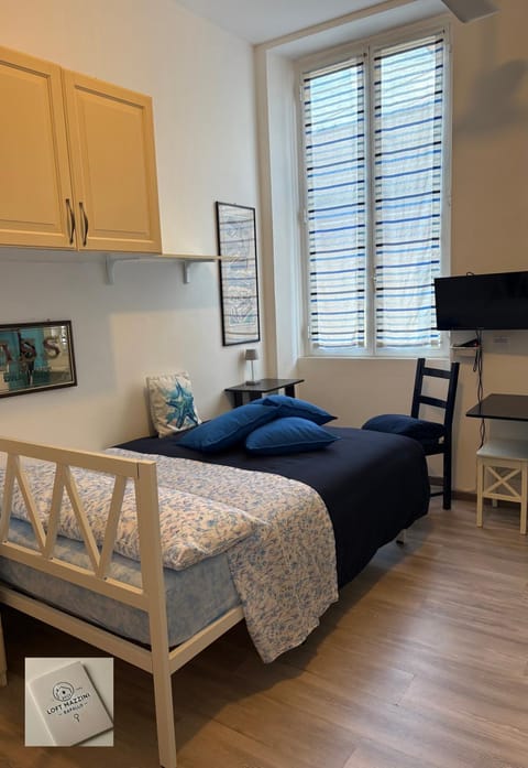 Bed, TV and multimedia, Bedroom