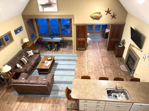 The Sunset Cottage - Lakefront with Private Beach House in Geneva-on-the-Lake