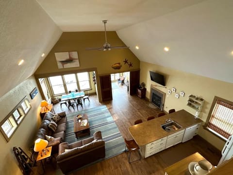 The Sunset Cottage - Lakefront with Private Beach House in Geneva-on-the-Lake