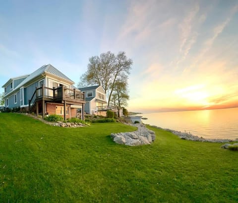 The Sunset Cottage - Lakefront with Private Beach House in Geneva-on-the-Lake