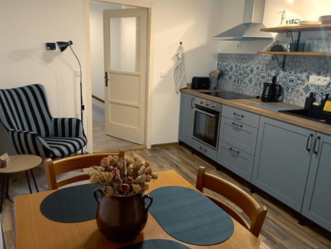 Kitchen or kitchenette, Seating area, Dining area, stove