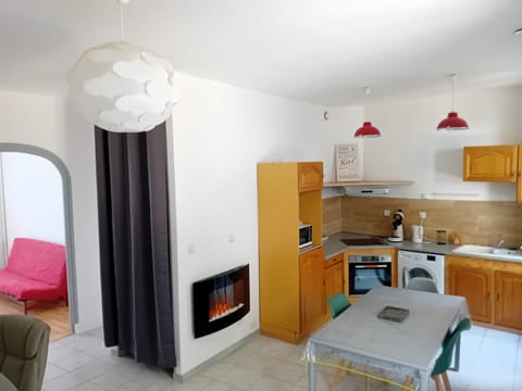 Coffee/tea facilities, microwave, oven, stove, washing machine