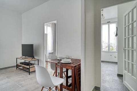 Appartement fonctionnel & lumineux-Portes de Paris Apartment in Île-de-France